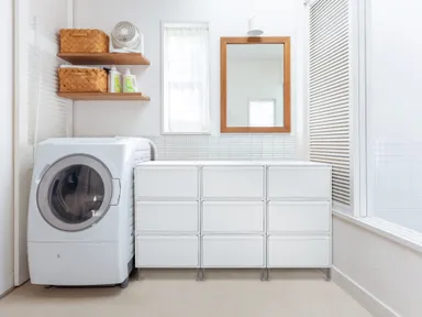 ランドリールームの収納にアジャスター付きでお掃除しやすく