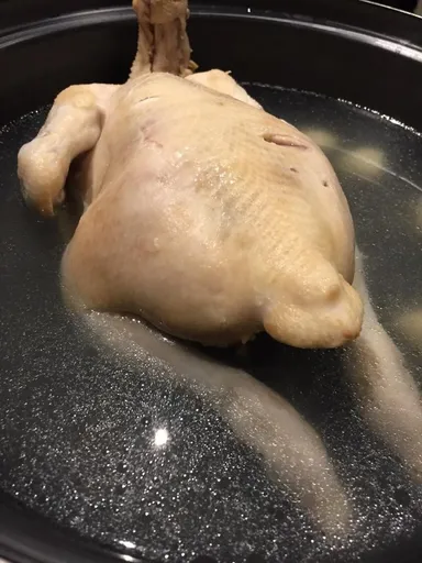 鶏“一羽”が丸ごと鍋に！