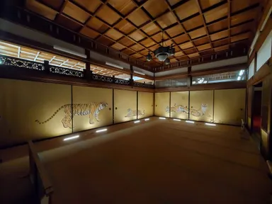 虎の間（夜間）