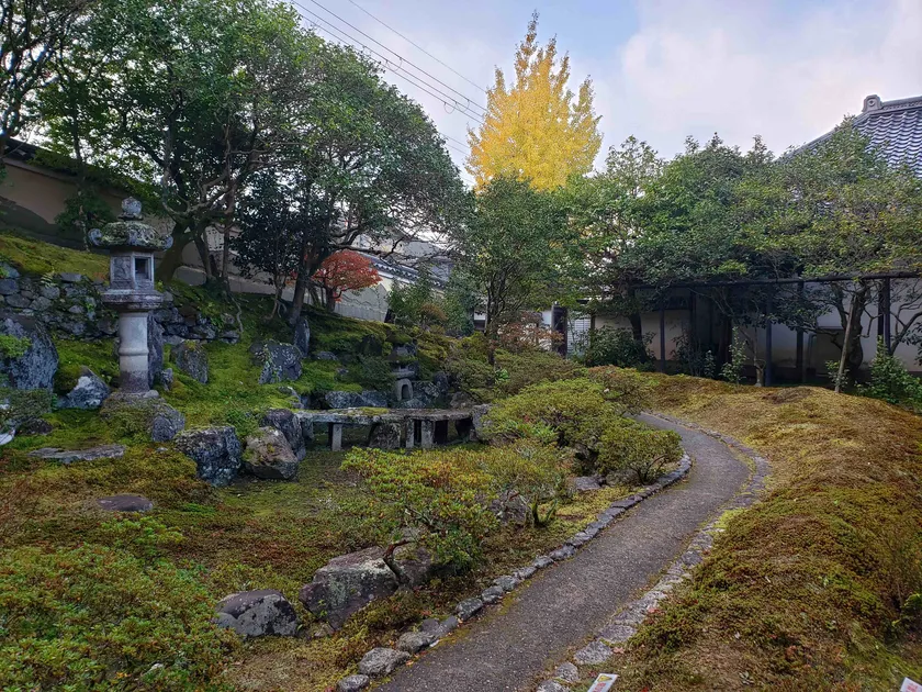 霊鑑寺秋の庭園