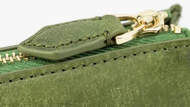 職人仕上げの縫製と美しいコバ