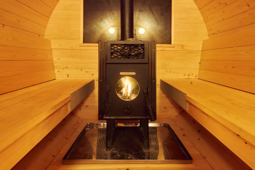 木の香りに包まれる檜サウナ