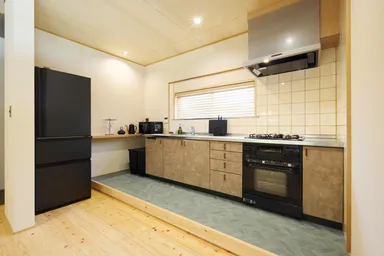 和モダンに調和する上質なキッチンスペース