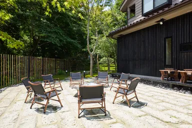 笑い声がこだまする石畳スペース