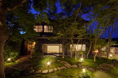 灯りに浮かぶ庭園と建築美