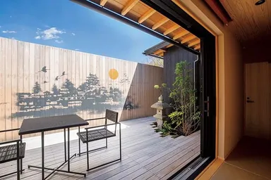 美都津山庵別邸中庭テラス