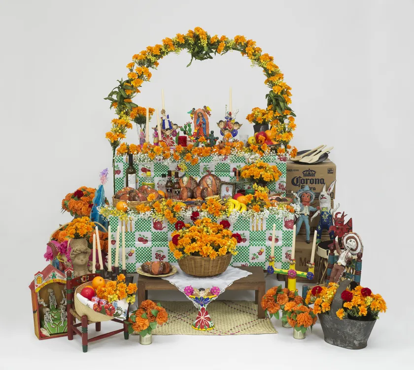 (Photo_14)死者の日の祭壇(再現) 制作:山本正宏、山本敦子
