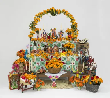 (Photo_14)死者の日の祭壇(再現) 制作：山本正宏、山本敦子