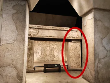 (Photo_07)たばこと塩の博物館常設展示室 赤丸で囲んだところが「神様のレリーフ」