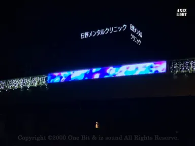 此花区西九条歩道橋透過パネル_AXIZLight演出の様子