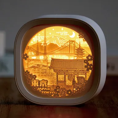 「花の都・大東京」東京タワーやレインボーブリッジを描き、大都市東京の華やかさを表現。