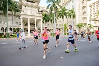 カラカウア通りを走るランナー