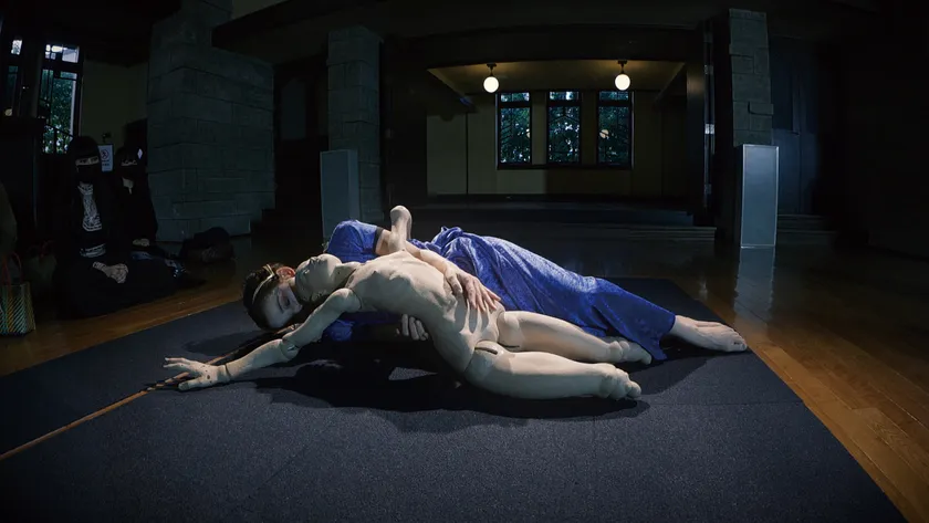 球体関節人形(制作:井桁裕子)と踊る最上和子