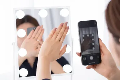 1テーブルにつき1台の鏡をご用意する試着スペース