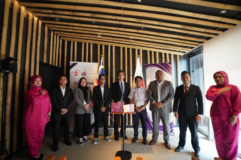 提携企業の集合写真