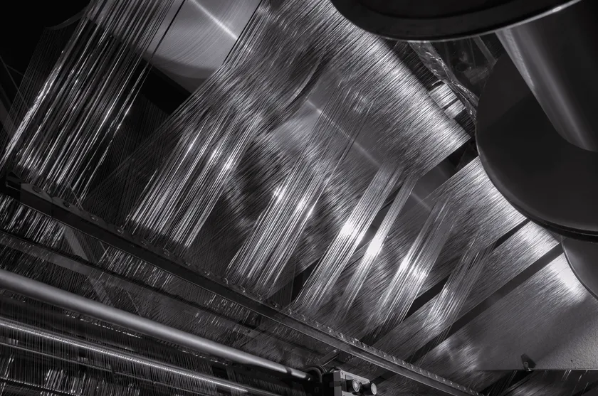 ねじれずに巻き付けられたアルミの糸下eco-fineRの編立の様子。