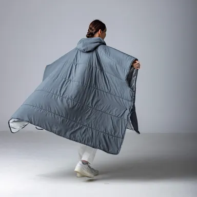 ポンチョ型で可動域が広く動きやすい