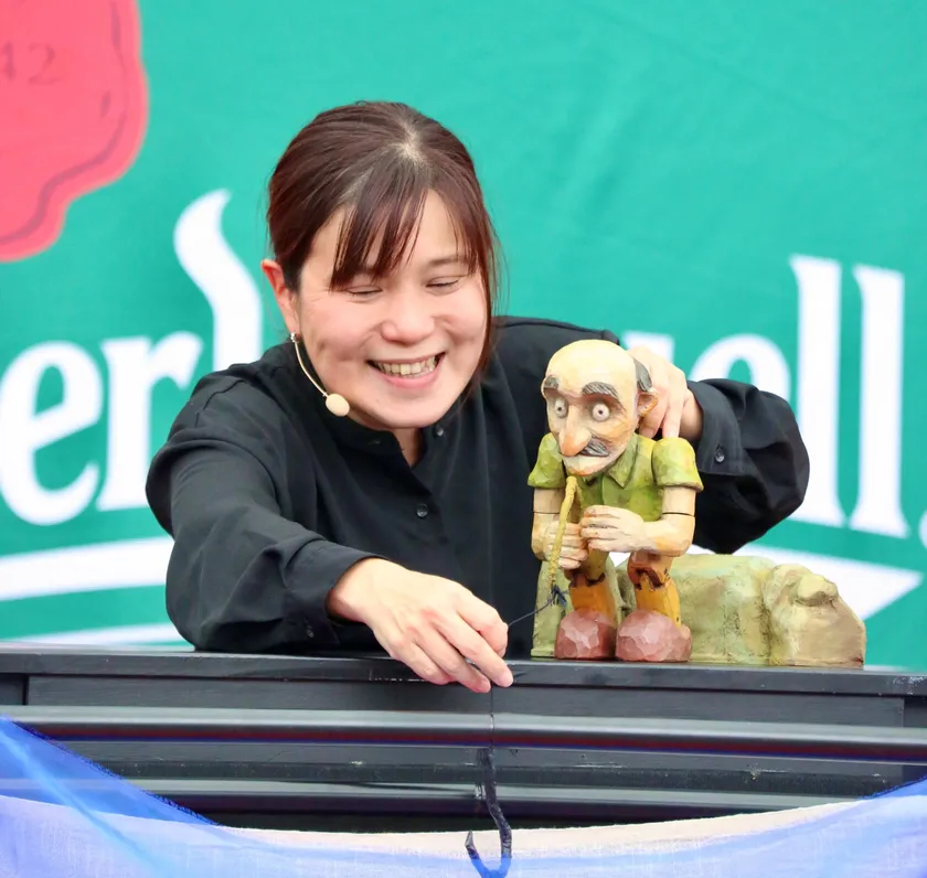 一人で何役もこなしながら演じるチェコの伝統文化の人形劇