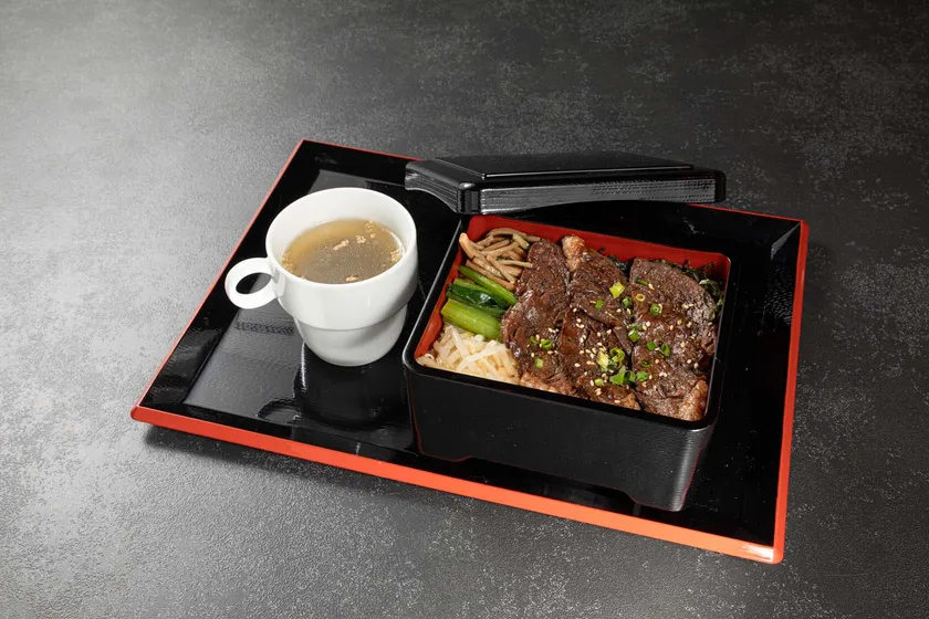虎厨房の「手切り生サガリの焼肉重」