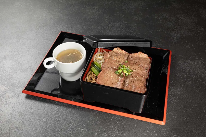 虎厨房の「手切り生牛タンの焼肉重」