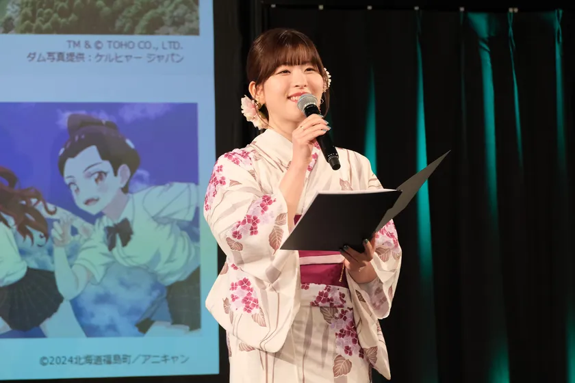 「京都アニものづくりアワード2025」で入賞作品を読みあげるスペシャルゲストの声優 石見舞菜香さん