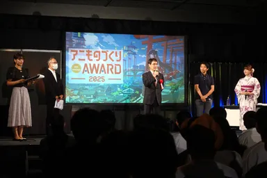 「京都アニものづくりアワード2025」表彰式の様子(左から、MC・三崎智子様、京都副市長・岡田 憲和様、ゲスト・中山淳雄様、スペシャルゲスト・石見舞菜香様)