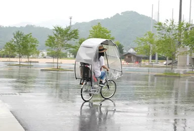 走行しているところ　斜め後ろ