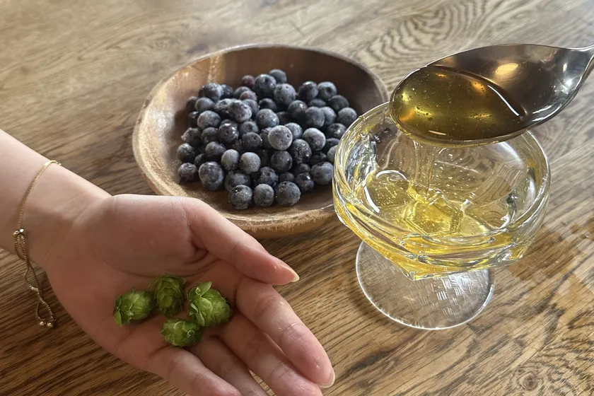 工学院大学みつばちプロジェクトのハチミツ、明星大学の学生が育成したホップ、地元産ブルーベリーを使用