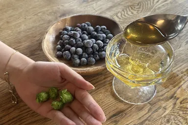 工学院大学みつばちプロジェクトのハチミツ、明星大学の学生が育成したホップ、地元産ブルーベリーを使用