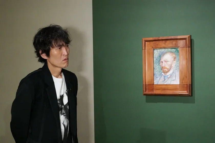 『ゴッホ 夜のカフェテラスに至る道のり-千原ジュニアが見た天才画家の素顔-』ゴッホ作《夜のカフェテラス》を見る千原ジュニア