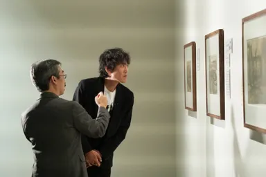 『ゴッホ　夜のカフェテラスに至る道のり-千原ジュニアが見た天才画家の素顔-』手前：熊澤弘(東京藝術大学大学美術館) 奥：千原ジュニア