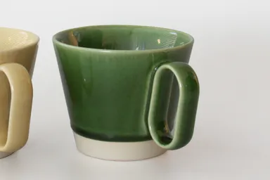 伝統的な釉薬を用いた色合い豊かな表情