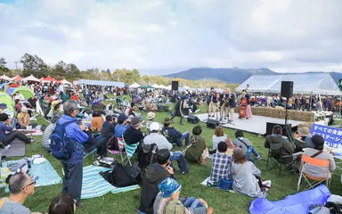 牧草地がお祭り会場に