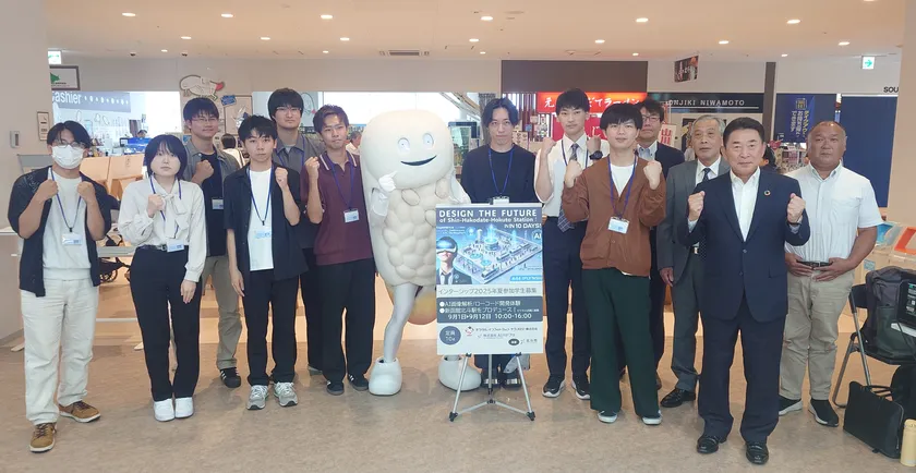 成果報告会後に池田市長(右から二人目)、ずーしーほっきー、インターンシップ生と