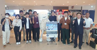 成果報告会後に池田市長(右から二人目)、ずーしーほっきー、インターンシップ生と