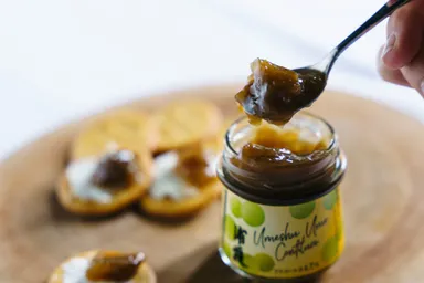 スプーンで食べる梅の実。ゴロッと果肉感！