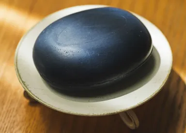 洗浄補助成分の炭を配合した、真っ黒な石けん