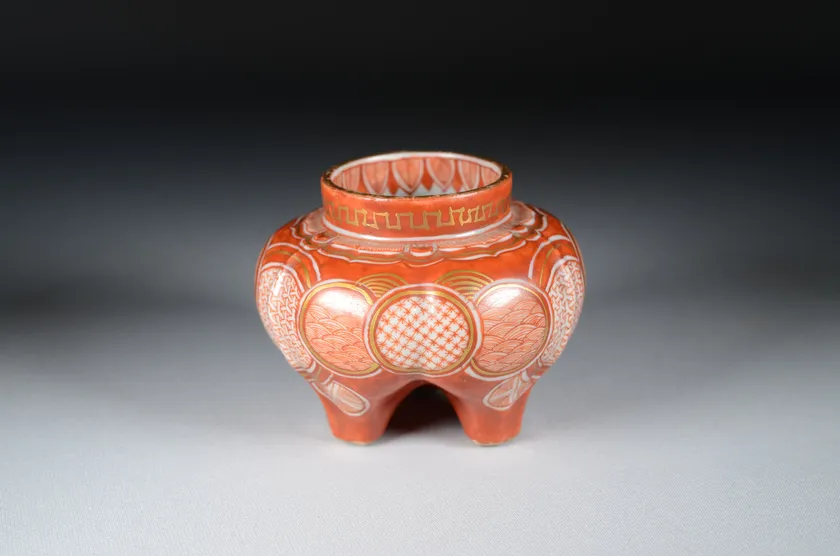 (10)宮本屋窯≪丸抜小紋三足香炉≫江戸時代後期(19世紀) 個人蔵