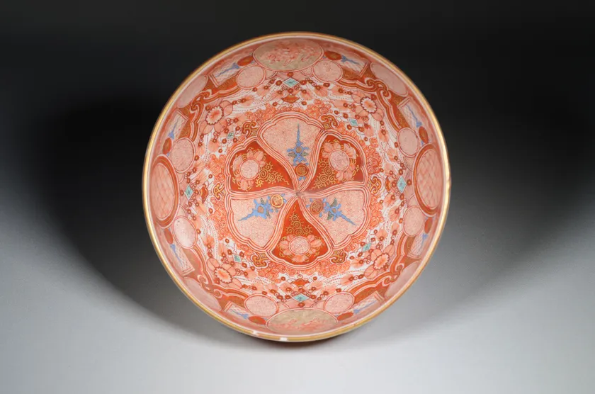 (1)宮本屋窯≪捻花瓔珞文南山玄霧図独楽形鉢≫江戸時代後期(19世紀) 個人蔵