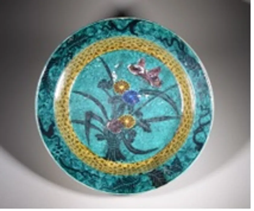 (4)古九谷≪菊束に蝶図兜形平鉢≫ 石川県九谷焼美術館蔵