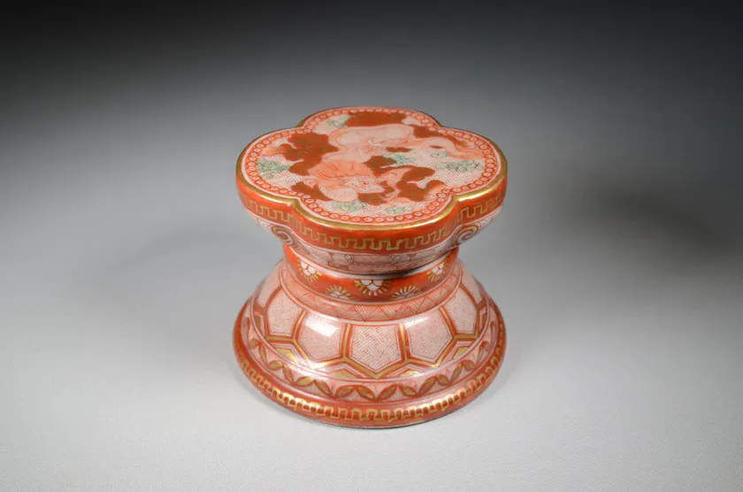 (7)宮本屋窯≪雲龍図木瓜形蓋置≫江戸時代後期(19世紀) 個人蔵