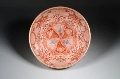 (1)宮本屋窯≪捻花瓔珞文南山玄霧図独楽形鉢≫江戸時代後期(19世紀) 個人蔵