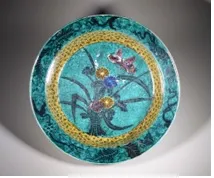 (4)古九谷≪菊束に蝶図兜形平鉢≫ 石川県九谷焼美術館蔵