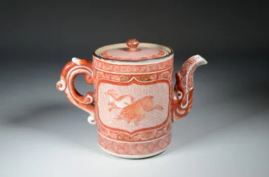 (6)宮本屋窯≪卯亥双丑図円筒形水注≫江戸時代後期(19世紀) 個人蔵