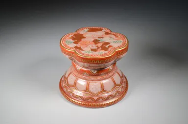 (7)宮本屋窯≪雲龍図木瓜形蓋置≫江戸時代後期(19世紀) 個人蔵