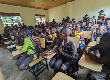 学校の教室でのプレゼンテーション中