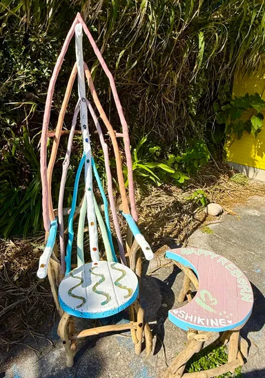 背もたれには、チャクラに沿ったパワーストーンが埋め込まれています