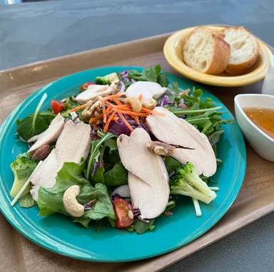 鶏むねとミックスナッツのサラダプレート