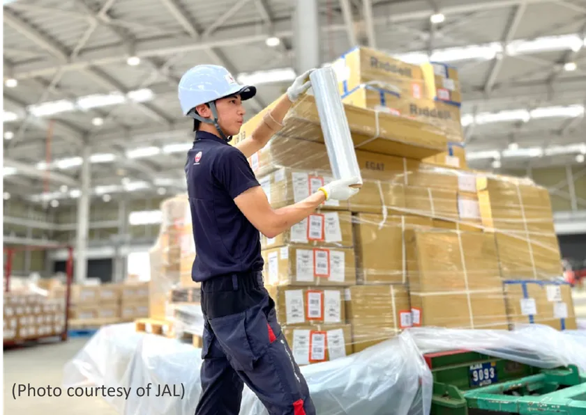 ストレッチフィルムを使用した作業の様子