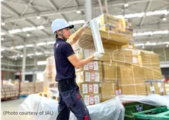 ストレッチフィルムを使用した作業の様子